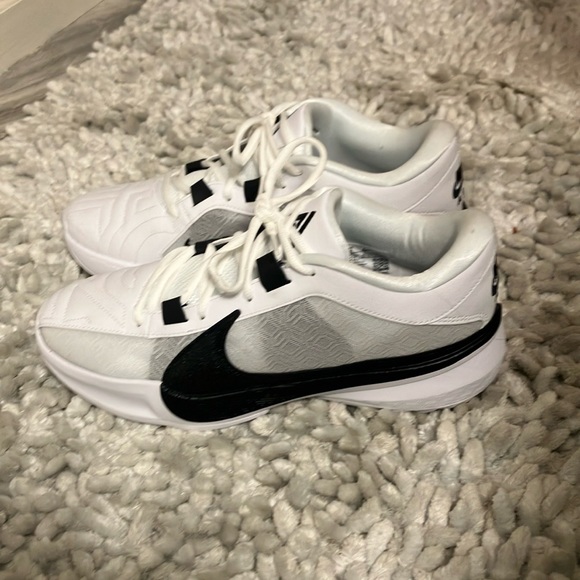 Perfect condition still have box. Only tried on. - Picture 1 of 4